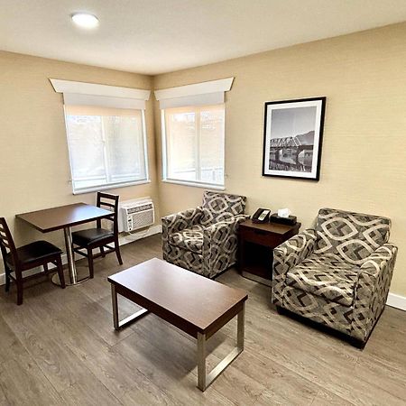Rodeway Inn & Suites Камлупс Экстерьер фото