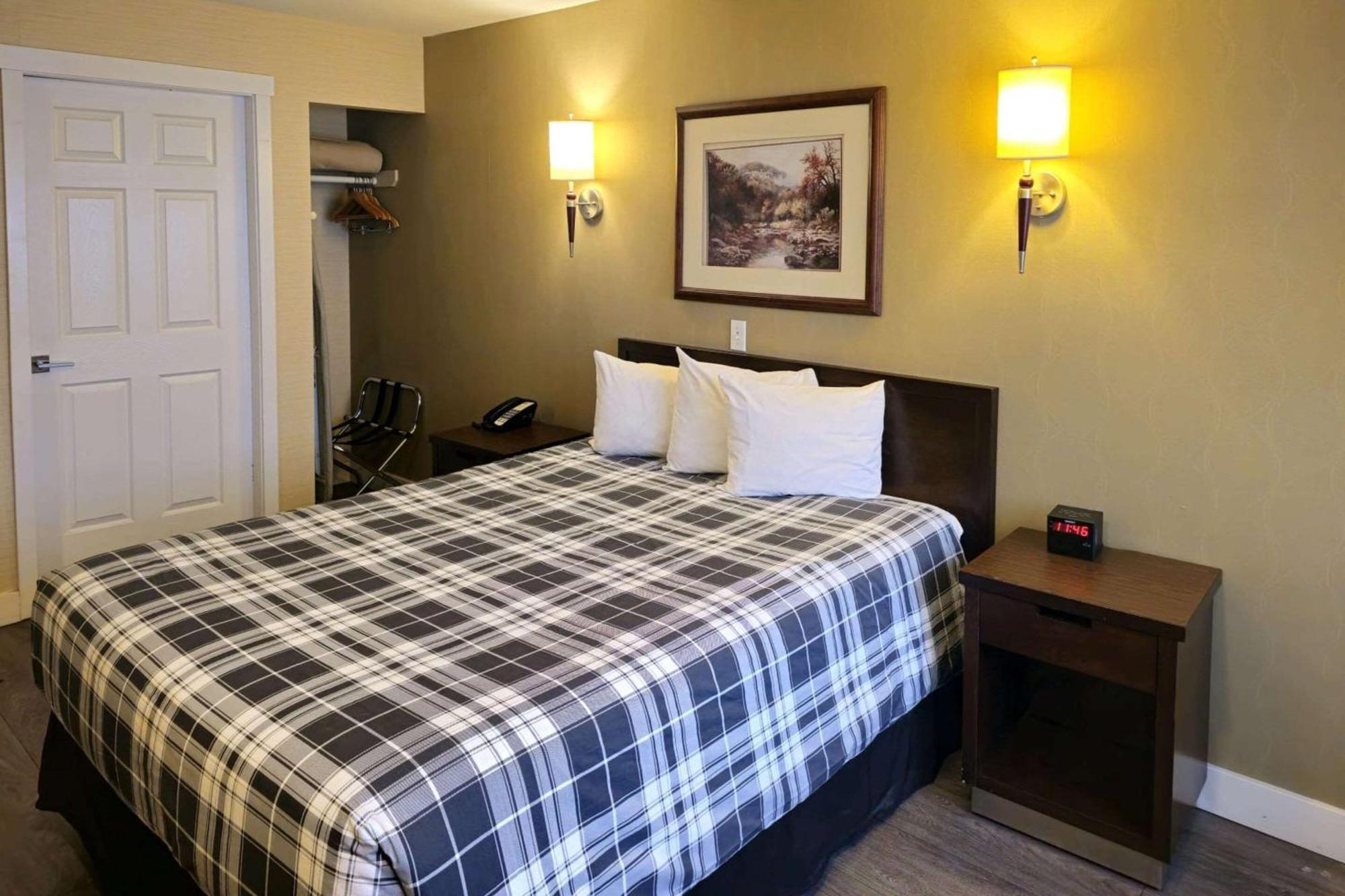 Rodeway Inn & Suites Камлупс Экстерьер фото