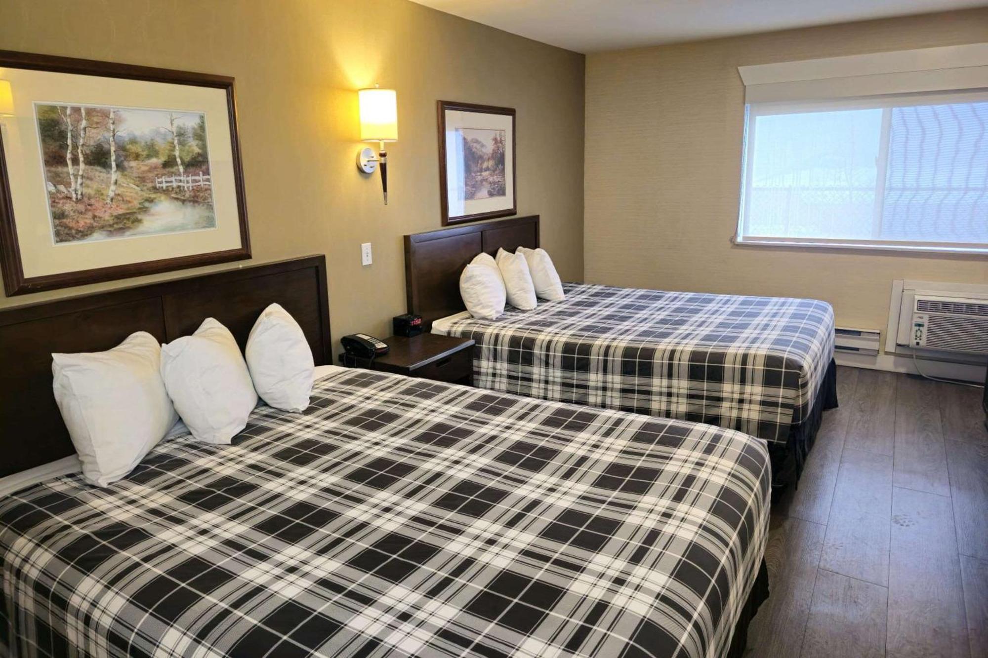 Rodeway Inn & Suites Камлупс Экстерьер фото