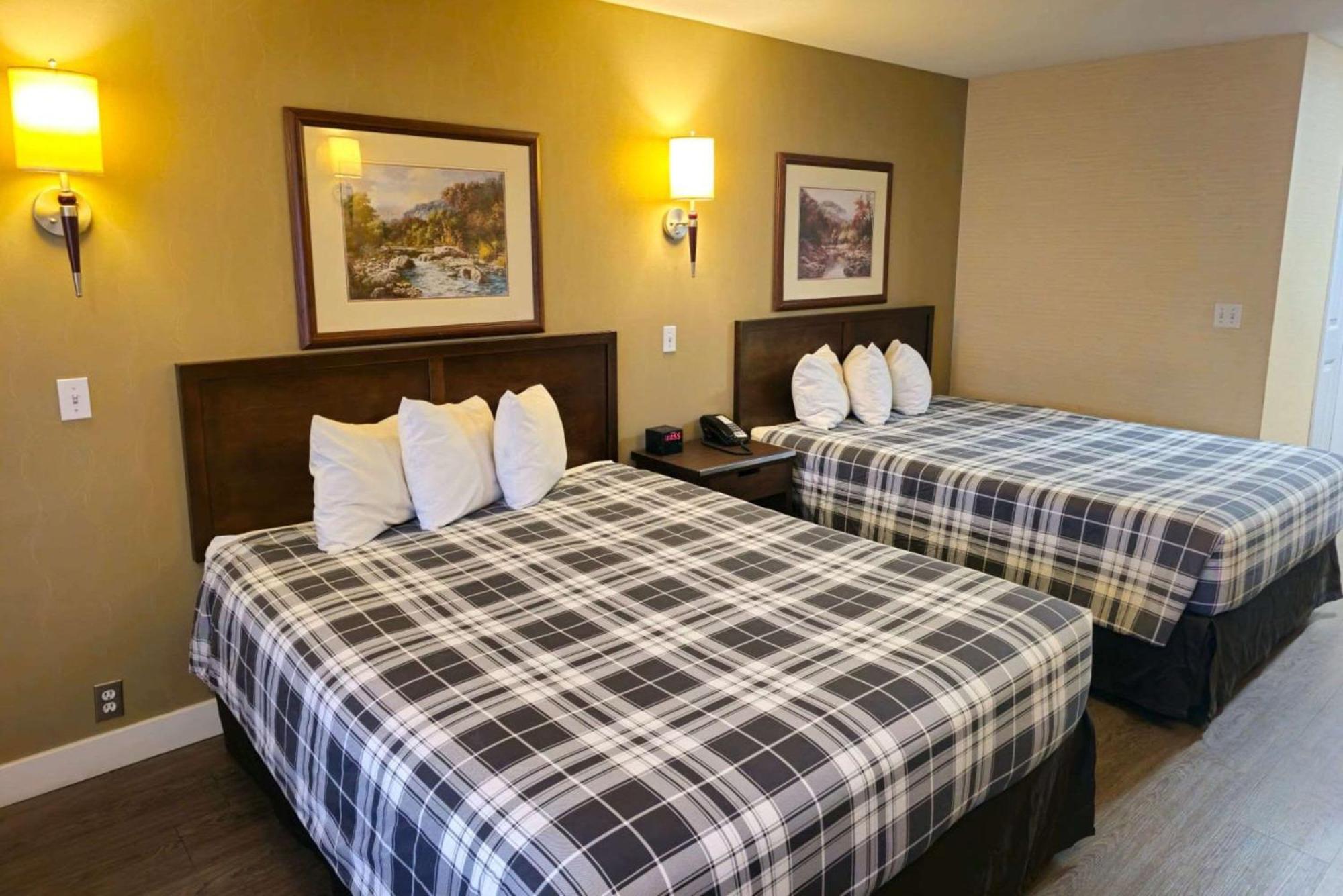 Rodeway Inn & Suites Камлупс Экстерьер фото