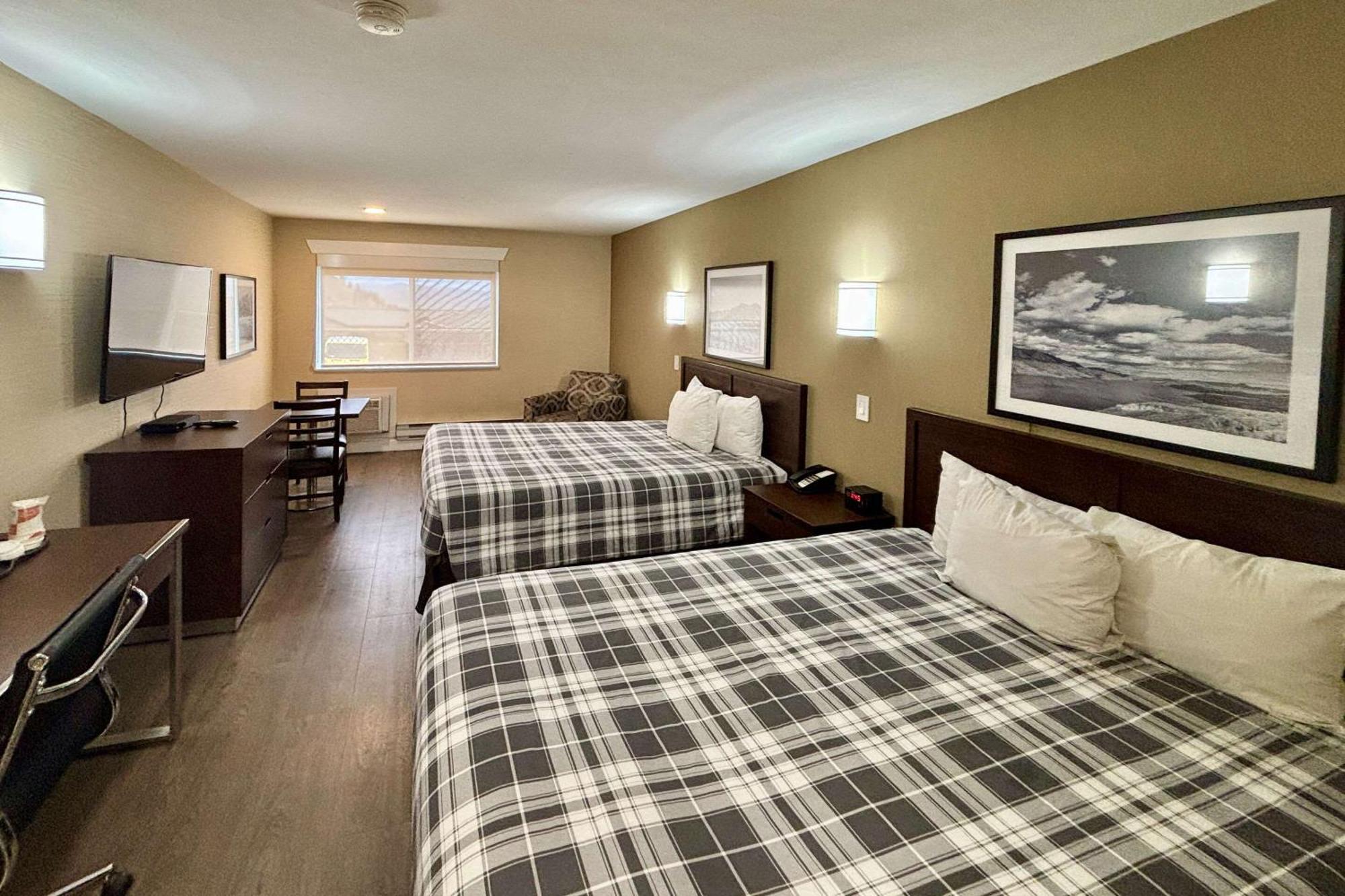 Rodeway Inn & Suites Камлупс Экстерьер фото